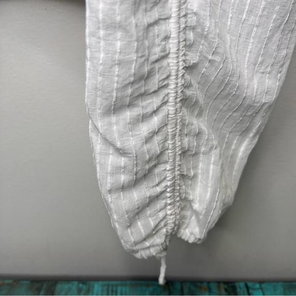 ASTR White Vneck Cropped Pinstipe Blouse Size Large - Picture 5 of 9